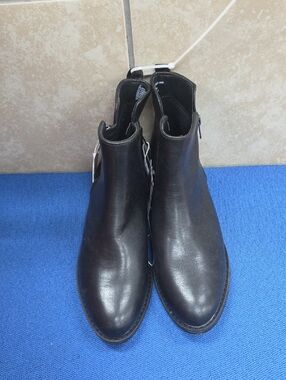 New Universal Thread Classic Black Leather Ankle Boots.  New No Tag